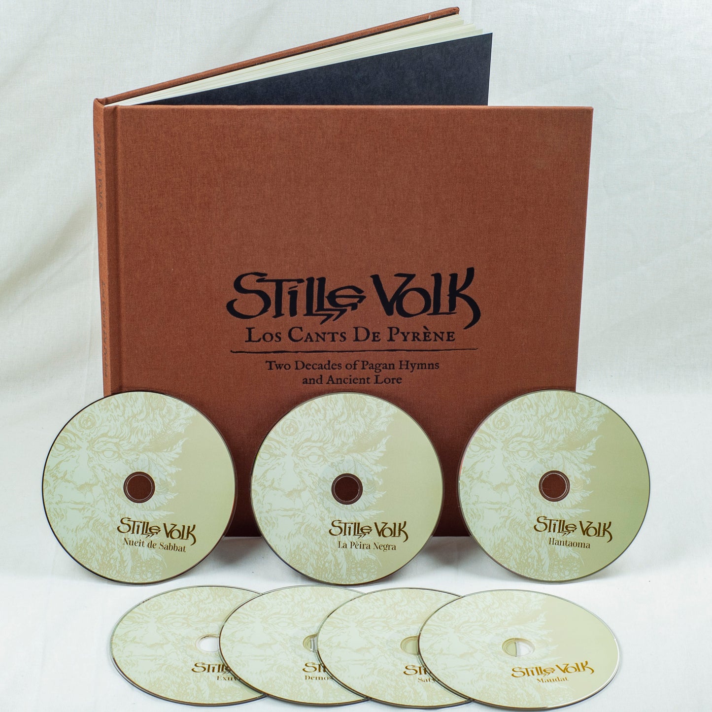 Stille Volk - Los Cants De Pyrène: Two Decades Of Pagan Hymns And Ancient Lore (Artbook 7-CD)