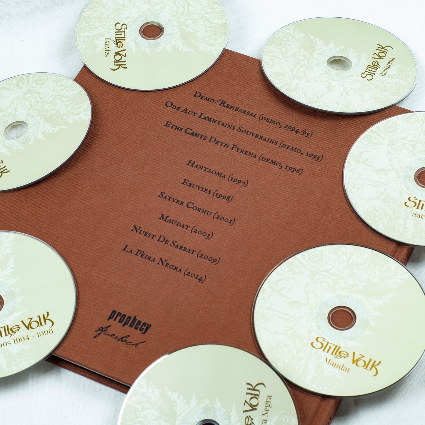 Stille Volk - Los Cants De Pyrène: Two Decades Of Pagan Hymns And Ancient Lore (Artbook 7-CD)
