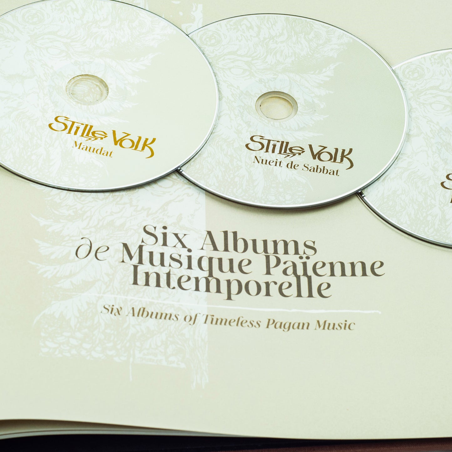 Stille Volk - Los Cants De Pyrène: Two Decades Of Pagan Hymns And Ancient Lore (Artbook 7-CD)