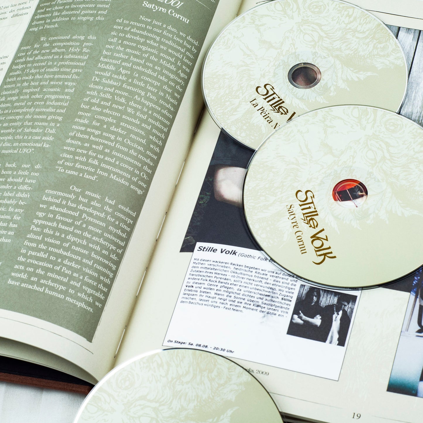 Stille Volk - Los Cants De Pyrène: Two Decades Of Pagan Hymns And Ancient Lore (Artbook 7-CD)
