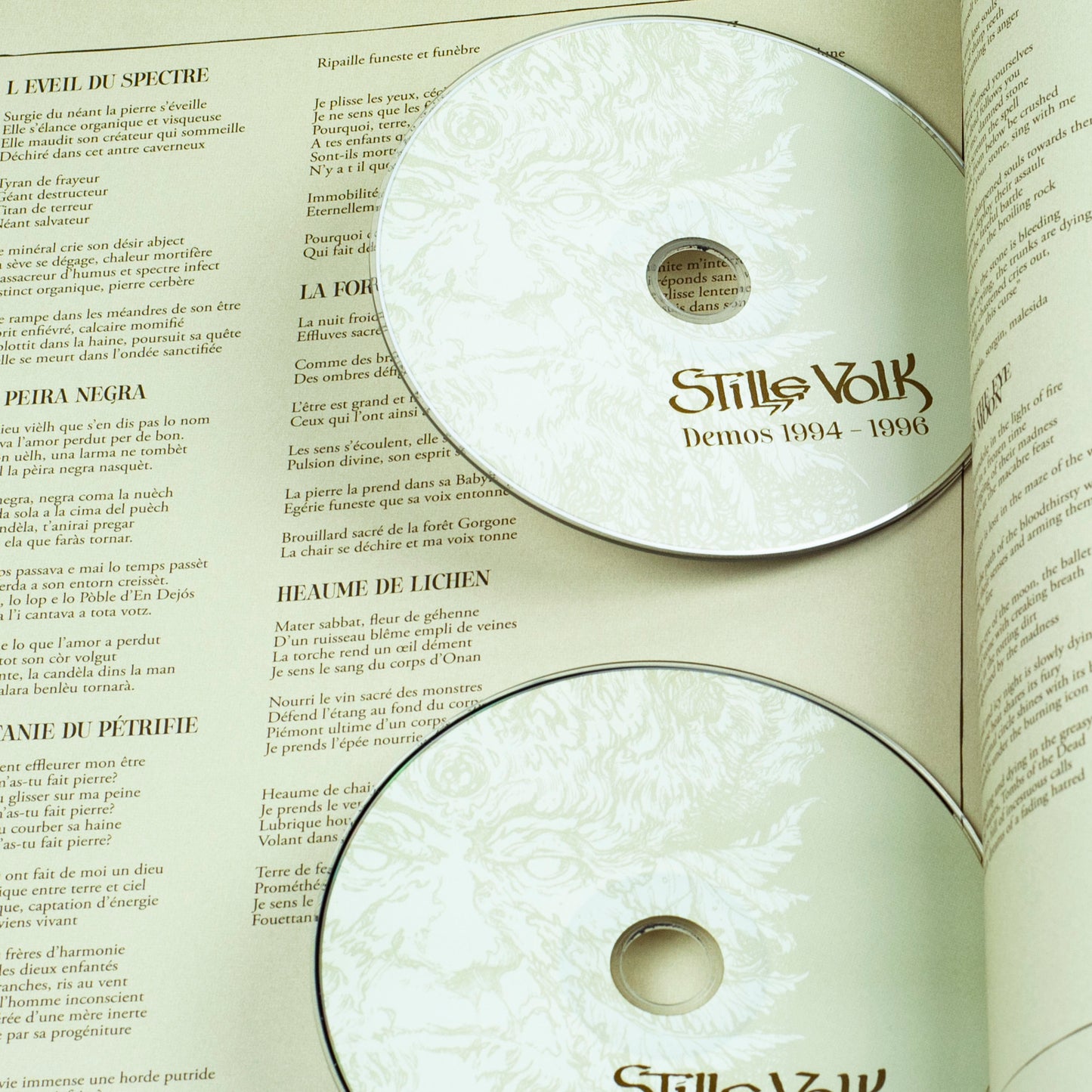 Stille Volk - Los Cants De Pyrène: Two Decades Of Pagan Hymns And Ancient Lore (Artbook 7-CD)