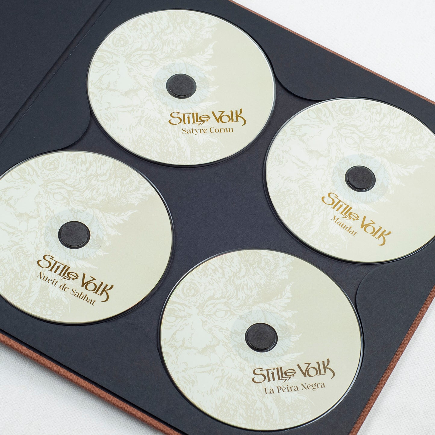 Stille Volk - Los Cants De Pyrène: Two Decades Of Pagan Hymns And Ancient Lore (Artbook 7-CD)