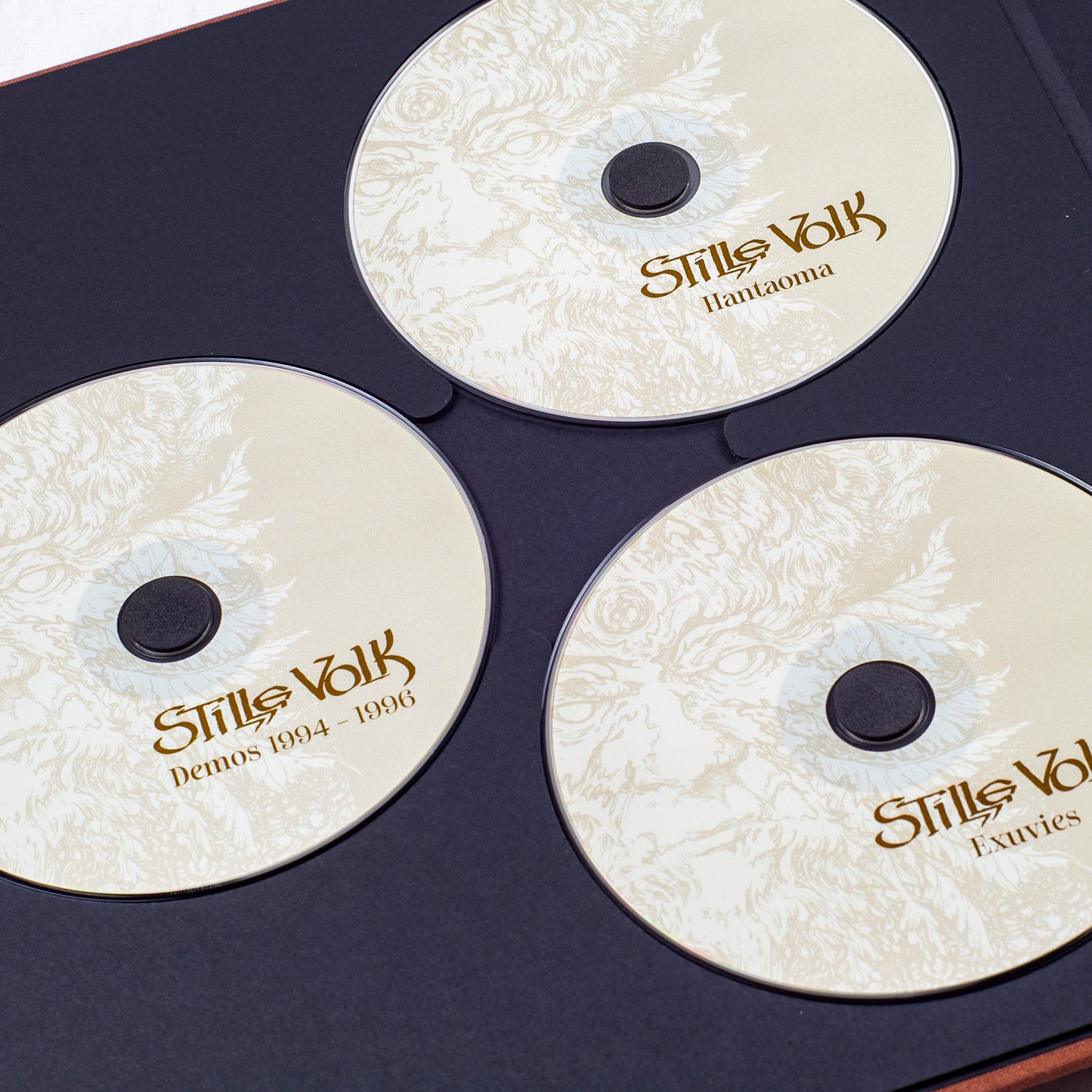Stille Volk - Los Cants De Pyrène: Two Decades Of Pagan Hymns And Ancient Lore (Artbook 7-CD)