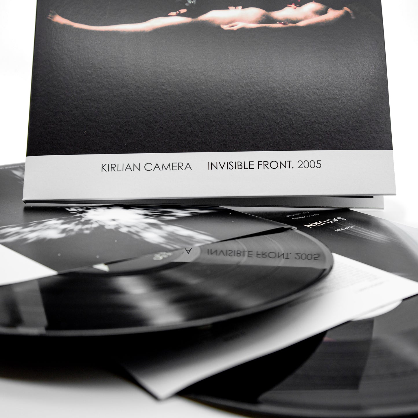Cámara Kirlian - Invisible Front. 2005 (Vinilo desplegable de 2 LP - Negro)
