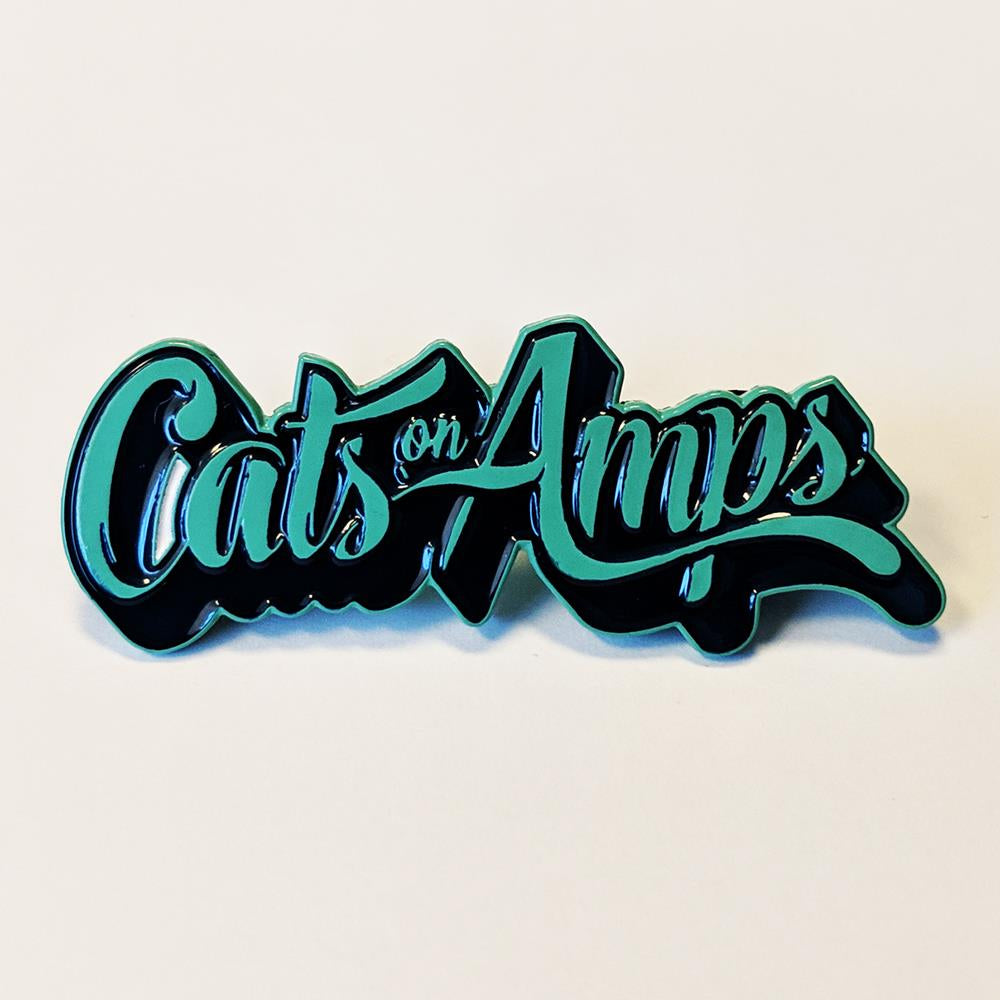 Cats On Amps – Script-Logo (Button / Pin – Anstecknadel)