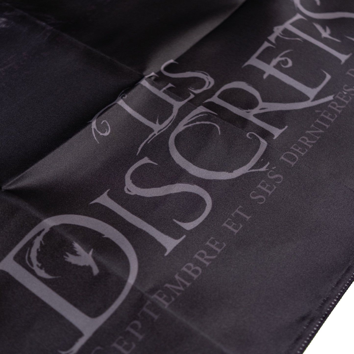 Les Discrets - Septembre (Poster / Flagge - Flagge)